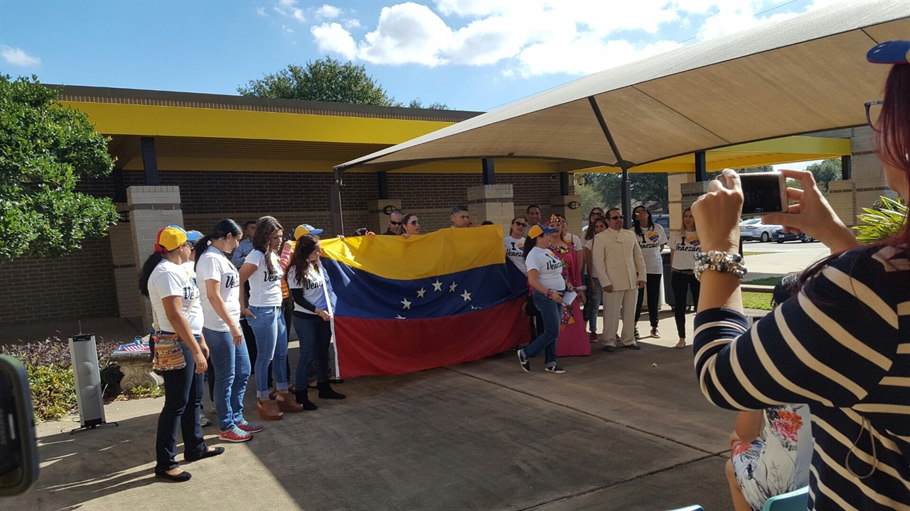 지난 Thanksgiving 행사 때 자국 국기를 펼쳐 들고 국가를 불렀던 베네수엘라 ELS 친구들.