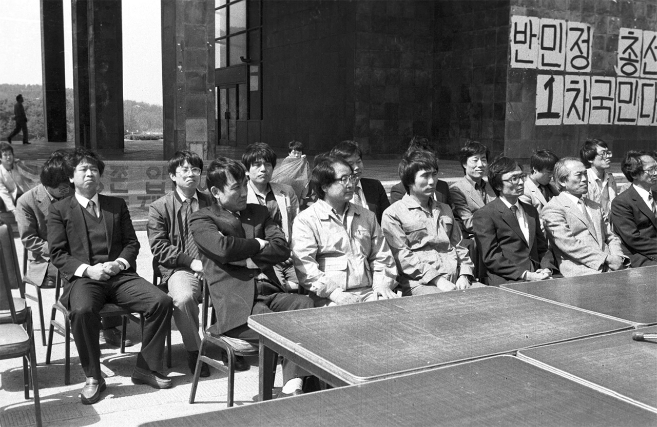 1988년 4월 14일 서울대학교에서 열린 반민정당총선투쟁민주연합 제1차 국민대회에 참석한 민청련 집행부. 둘째줄 왼쪽부터 동민청 위원장 김병태, 민청련 의장 김성환, 민청련 전부의장 권형택