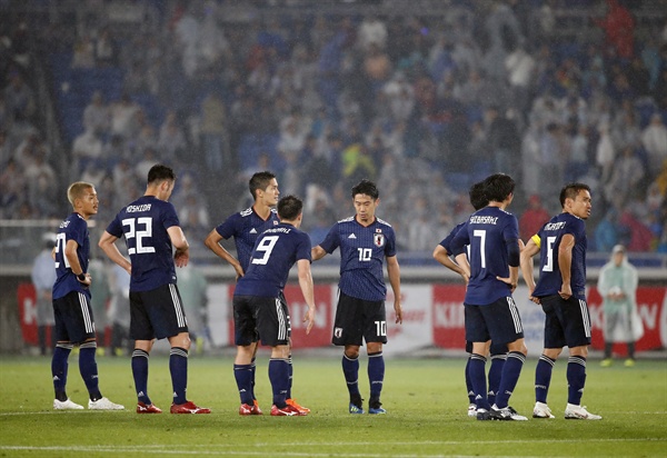  일본 축구 선수들이 30일 일본 요코하마에서 진행된 가나와의 경기를 마치고 서로 다독이고 있다.