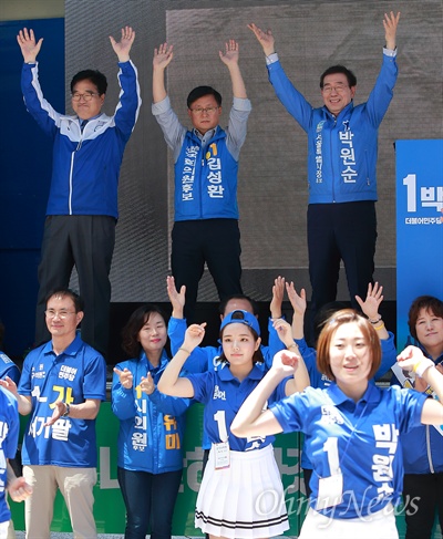 율동하는 김성환, 박원순 후보 더불어민주당 박원순 서울시장 후보와 김성환 노원병 국회의원 후보가 31일 오전 서울 노원구 롯데백화점앞에서 열린 유세에서 선거운동원들과 함께 율동을 하고 있다.