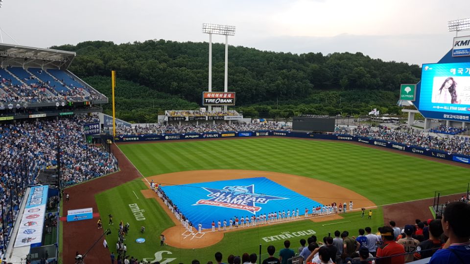  지난해 대구에서 열린 2017 타이어뱅크 KBO 올스타전. 본경기가 시작되기 전, 국민의례가 진행되고 있는 모습이다.