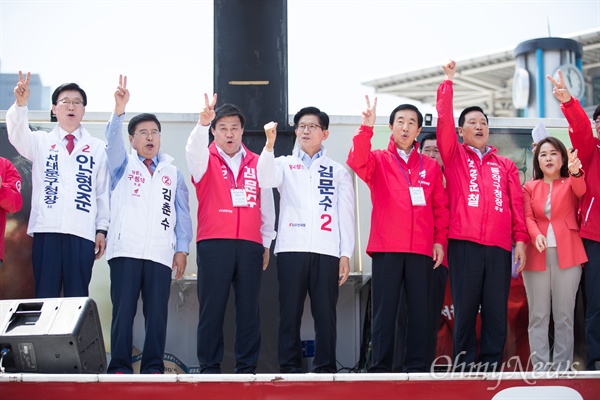 자유한국당 김문수 서울시장 후보가 31일 오후 서울역 광장에서 6.13지방선거 출정식에서 발언을 하고 있다. 