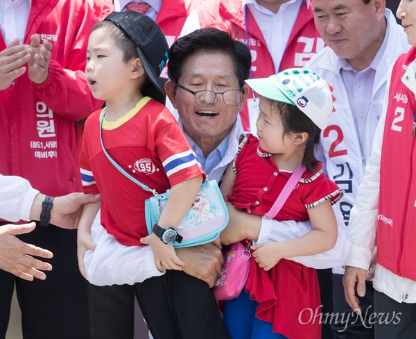 자유한국당 김문수 서울시장 후보가 31일 오후 서울역 광장에서 6.13지방선거 출정식에서 손자와 손녀를 끌어안고 있다.