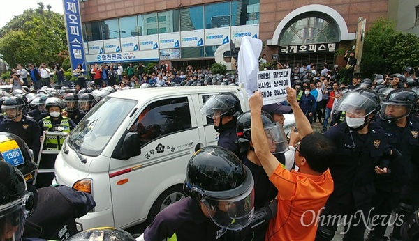 동구청이 31일 오후 부산 일본영사관 인근에 세워져있던 일제강제징용노동자상을 강제 철거했다. 이 과정에서 철거에 항의하던 시민들과 구청, 경찰이 충돌을 빚기도 했다. 