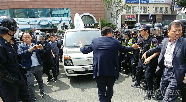 동구청이 31일 오후 부산 일본영사관 인근에 세워져있던 일제강제징용노동자상을 강제 철거했다. 이 과정에서 철거에 항의하던 시민들과 구청, 경찰이 충돌을 빚기도 했다. 