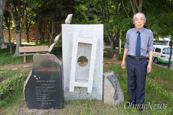 선감도의 비극을 알린 이하라 히로미츠(84) 씨. 그는 일제가 저지른 만행을 처음 세상에 알린 일본인이다. 그가 위령비 앞에 섰다. 이걸 세우려고 그는 대한해협을 수차례 오갔다. 어린 영혼들의 넋을 기리기 위해서다.