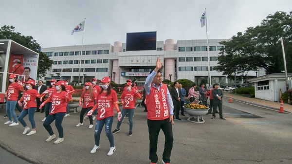 자유한국당 조진래 창원시장 후보는 5월 31일 창원시청 앞에서 출정식을 가졌다.