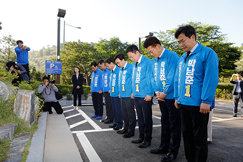 박남춘 더불어민주당 후보의 첫 일정은 세월호 일반인 희생자 추모였다.