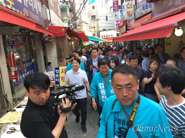 6.13 지방선거 공식선거운동 첫날인 31일 안철수 바른미래당 서울시장 후보가 구로구, 금천구 일대에서 유세를 펼쳤다.