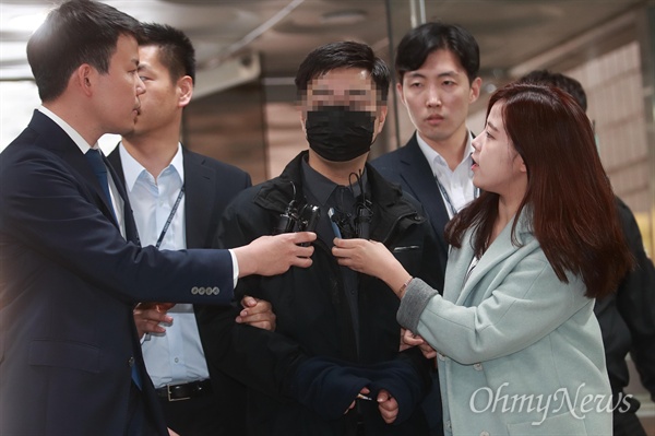 댓글추천수 여론 조작 혐의로 구속된 김모씨(필명 드루킹)의 공범 박모씨(필명 서유기)가 지난 20일 오전 서울중앙지방법원에서 영장실질심사를 받기 위해 법정으로 들어서고 있다.