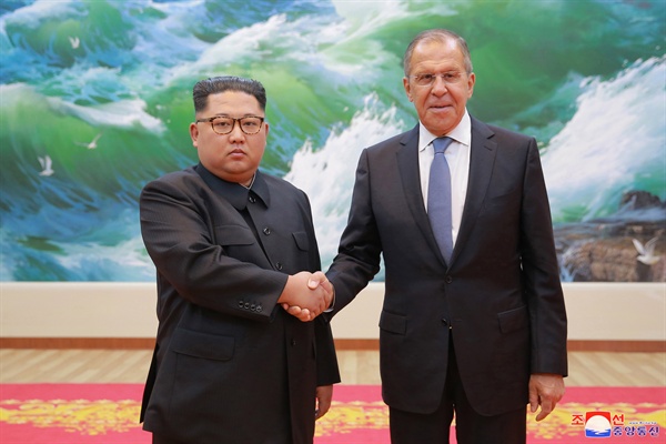 김정은 북한 국무위원장이 지난달 31일 평양을 방문한 세르게이 라브로프 러시아 외무장관을 접견했다고 조선중앙통신이 1일 보도했다.