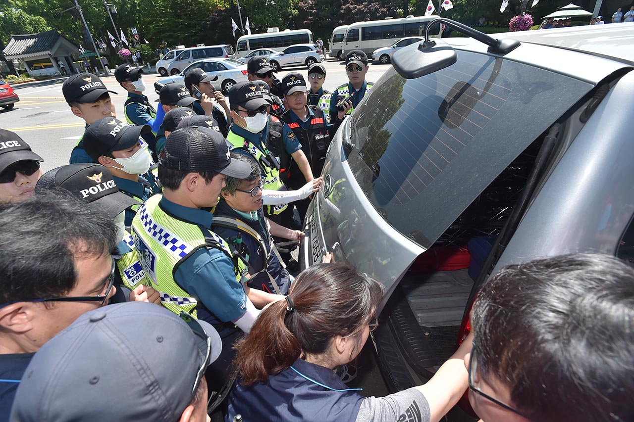 국회 본회의를 통과한 ’최저임금 삭감법’에 대해 문재인 대통령의 거부권 행사를 요구하며 농성에 돌입한 민주노총 관계자들이 1일 오전 청와대 앞 분수대광장에서 농성장 물품의 반입을 저지하는 경찰들과 충돌하며 몸싸움을 벌이고 있다. 2018.6.1