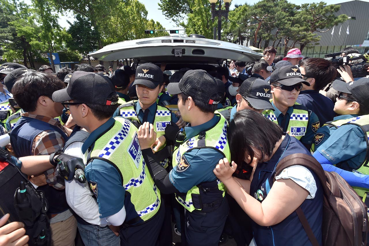  국회 본회의를 통과한 ’최저임금 삭감법’에 대해 문재인 대통령의 거부권 행사를 요구하며 농성에 돌입한 민주노총 관계자들이 1일 오전 청와대 앞 분수대광장에서 농성장 물품의 반입을 저지하는 경찰들과 충돌하며 몸싸움을 벌이고 있다. 2018.6.1