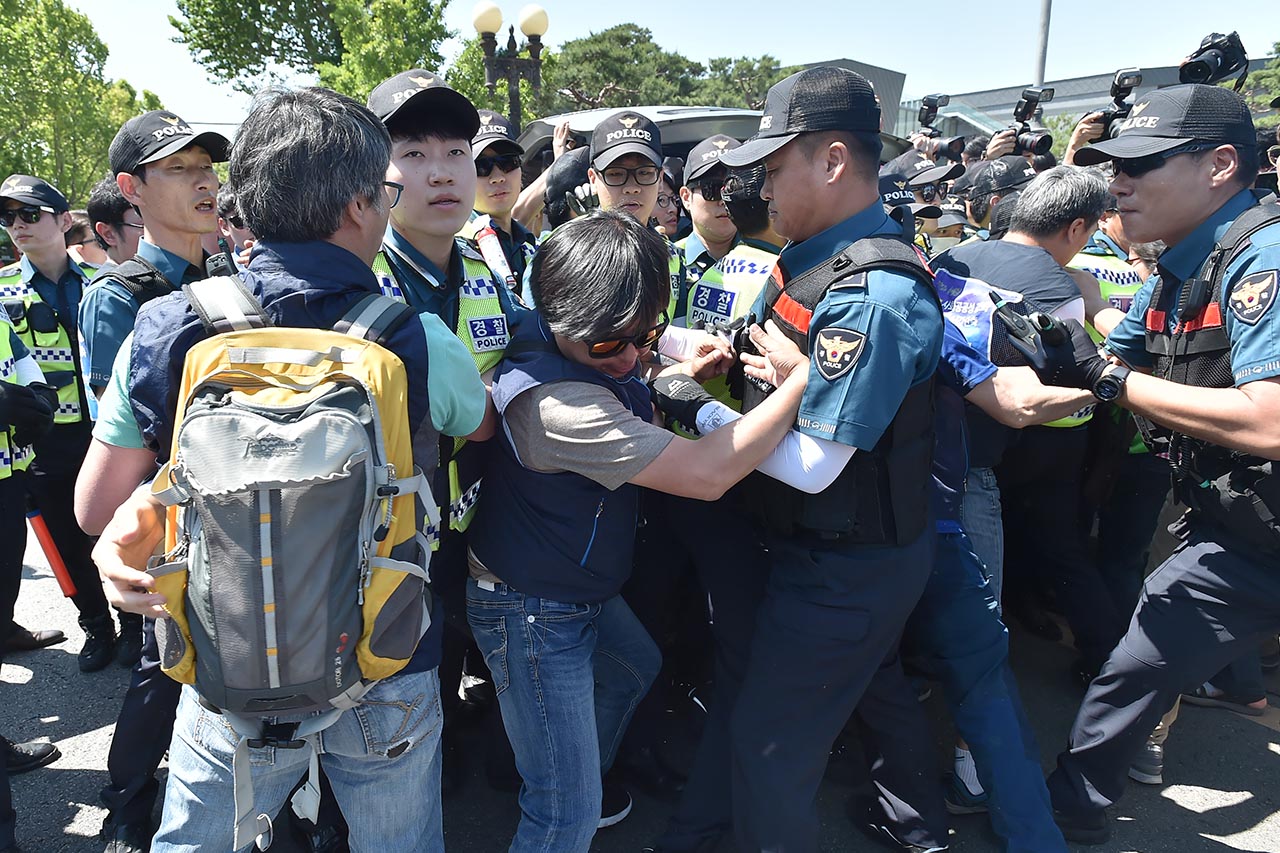 국회 본회의를 통과한 ’최저임금 삭감법’에 대해 문재인 대통령의 거부권 행사를 요구하며 농성에 돌입한 민주노총 관계자들이 1일 오전 청와대 앞 분수대광장에서 농성장 물품의 반입을 저지하는 경찰들과 충돌하며 몸싸움을 벌이고 있다. 2018.6.1