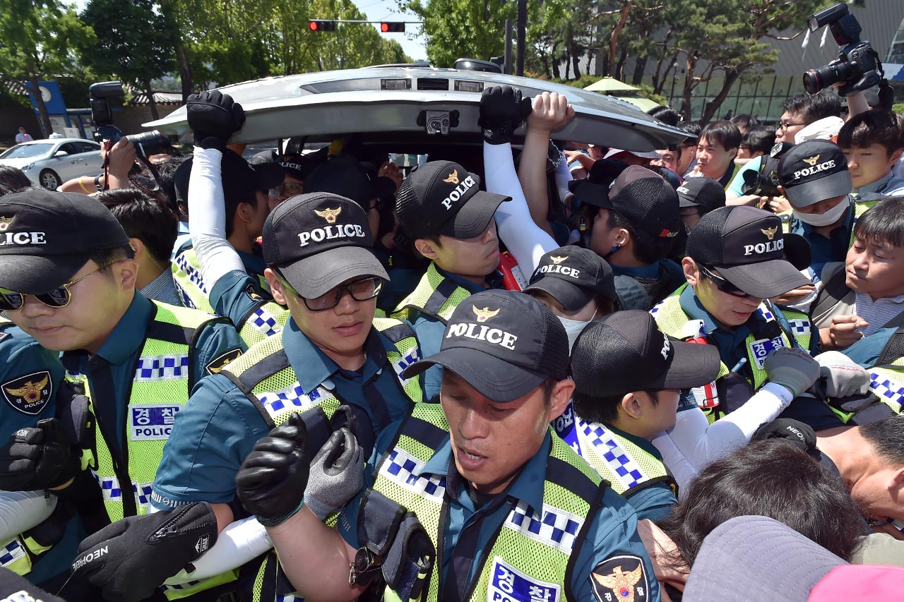  국회 본회의를 통과한 ’최저임금 삭감법’에 대해 문재인 대통령의 거부권 행사를 요구하며 농성에 돌입한 민주노총 관계자들이 1일 오전 청와대 앞 분수대광장에서 농성장 물품의 반입을 저지하는 경찰들과 충돌하며 몸싸움을 벌이고 있다. 2018.6.1