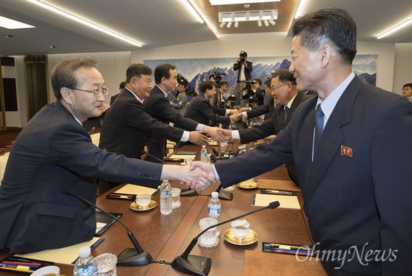 남북고위급회담 대표단 악수 조명균 통일부장관과 리선권 조국평화통일위원회 위원장 등 남북고위급회담 참석자들이 1일 오전 판문점 남측 평화의집에서 악수하고 있다.