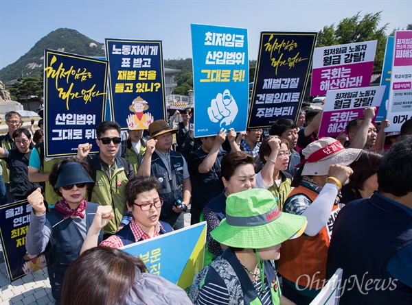  민주노총 조합원들이 1일 오전 서울 종로구 청와대 앞 분수대에서 기자회견을 열고 최근 국회에서 통과된 최저임금법 개정안을  대통령이 거부권 행사할 것을 주장하고 있다. 