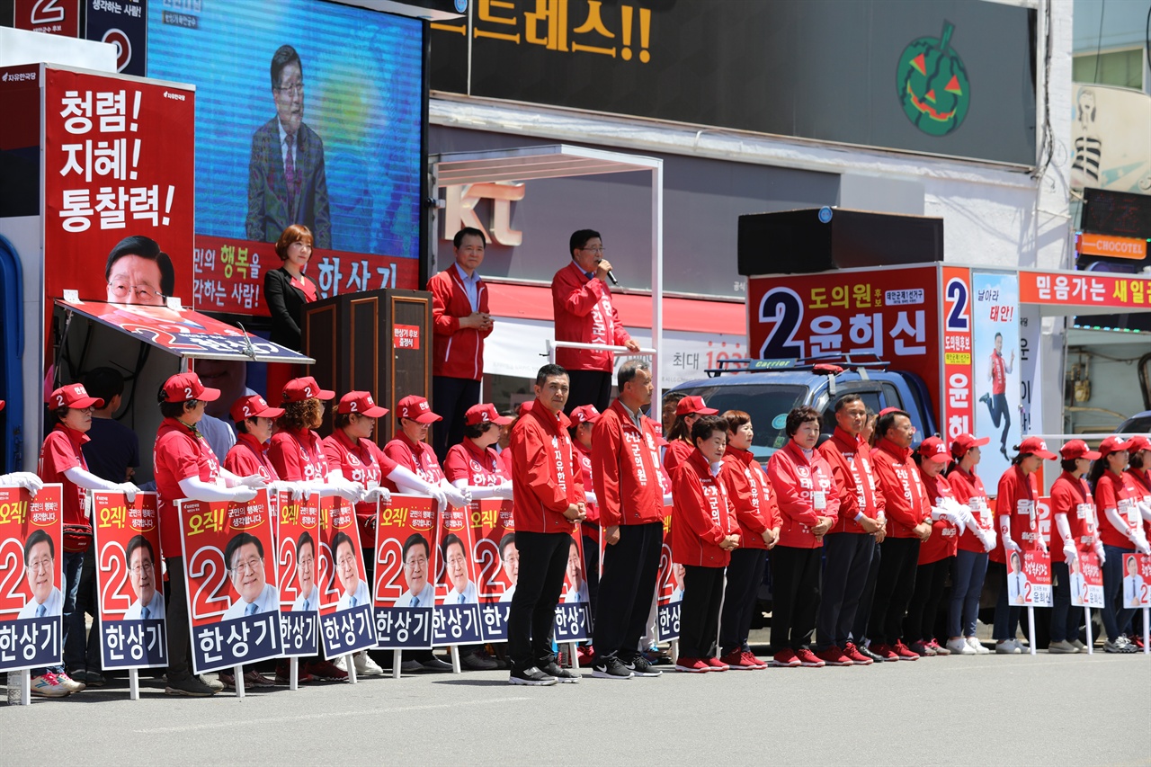 자유한국당 한상기 후보가 재선을 통해 태안발전을 이어가게 해달라고 지지를 호소하고 있다