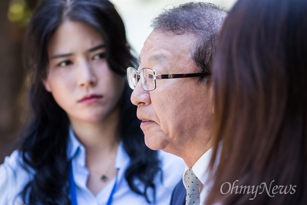  양승태 전 대법원장이 1일 오후 경기도 성남시 수정구 자신의 자택 인근에서 대법원장 재임 시절 법원행정처의 ‘(박근혜 청와대와) 재판 거래 의혹' 등 사법행정권 남용 논란에 대해 입장을 발표하고 있다.