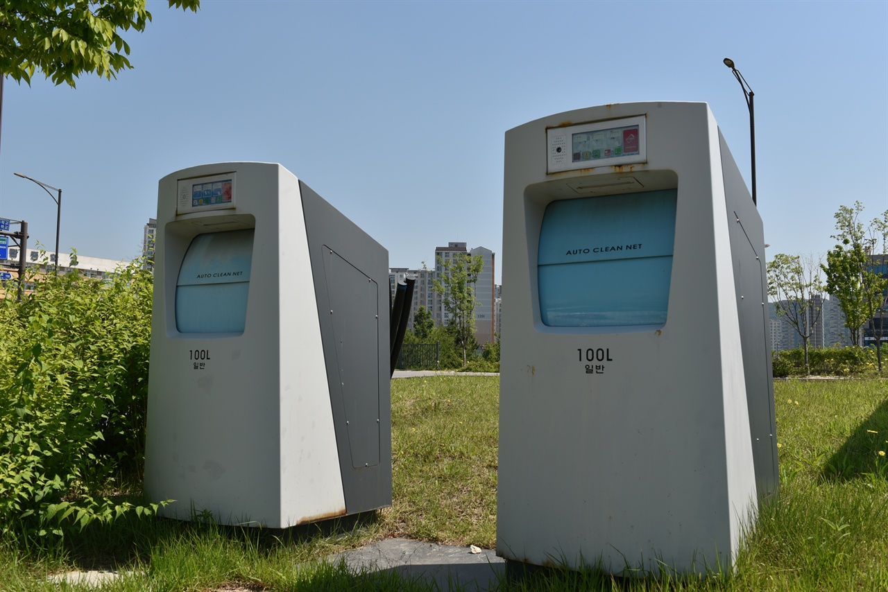남양주 별내신도시의 한 공원에 설치된 쓰레기 자동집하시설. 100L 투입구 규격이다.