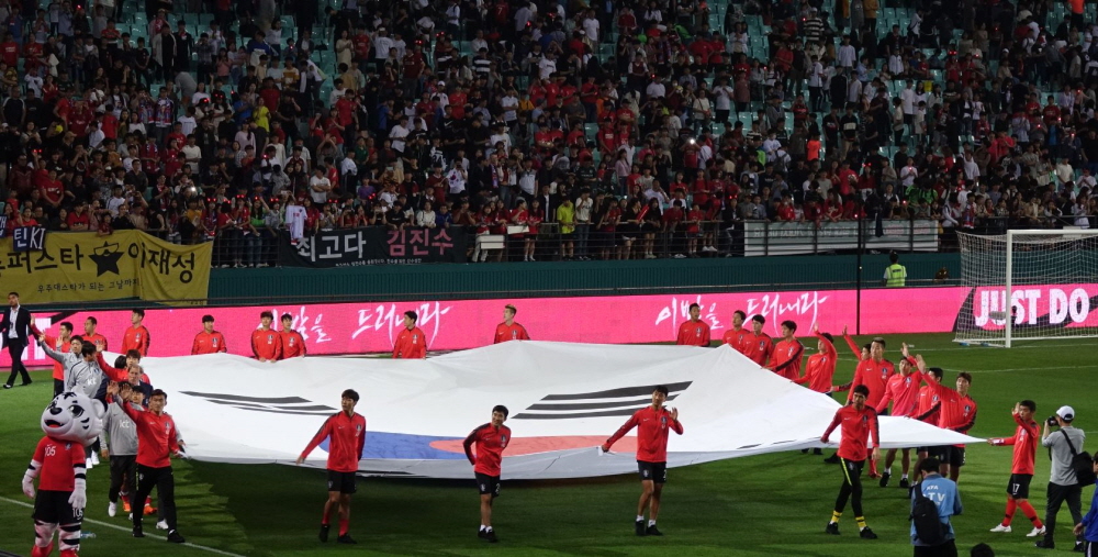     1일 오후 8시 전주월드컵경기장에서 열린 대한민국과 보스니아 헤르체고비나의 친선 경기 종료 후 팬들에게 인사를 거내고 있는 대한민국 대표팀 선수들.