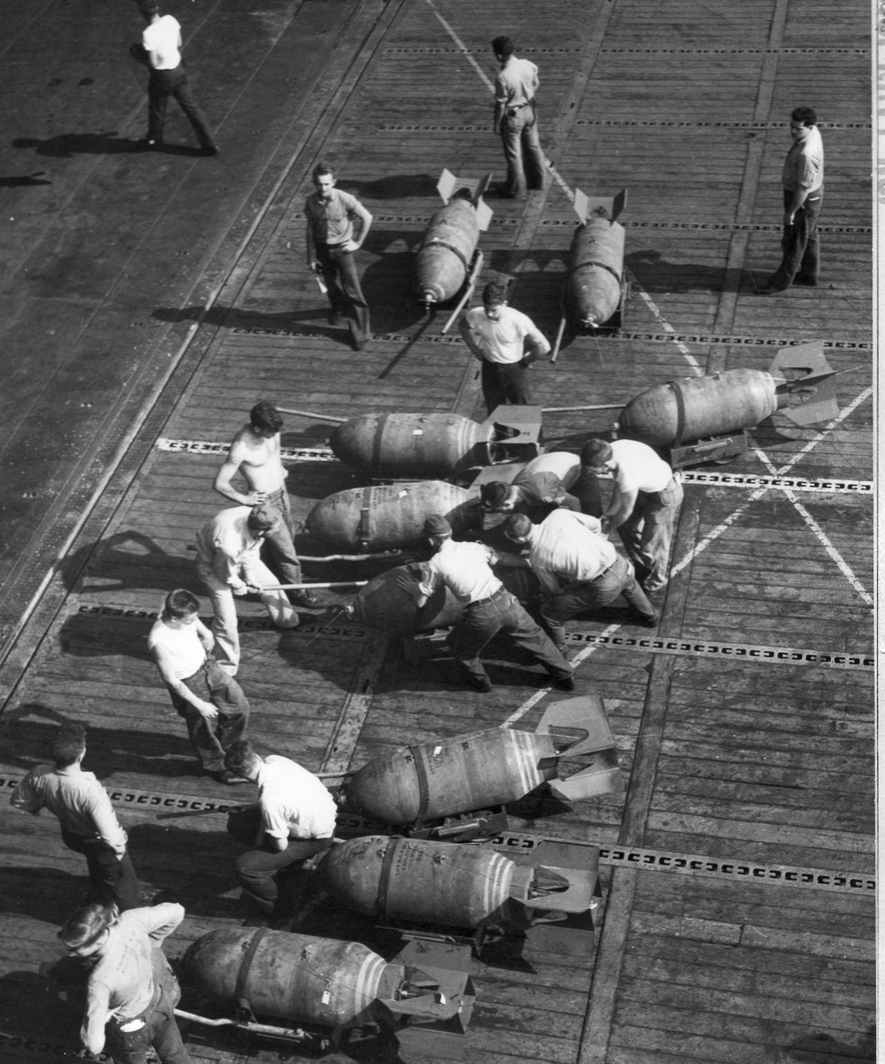 1950. 9. 6. 미 항공모함 갑판에서 전투기에 장전할 폭탄을 옮기고 있다.