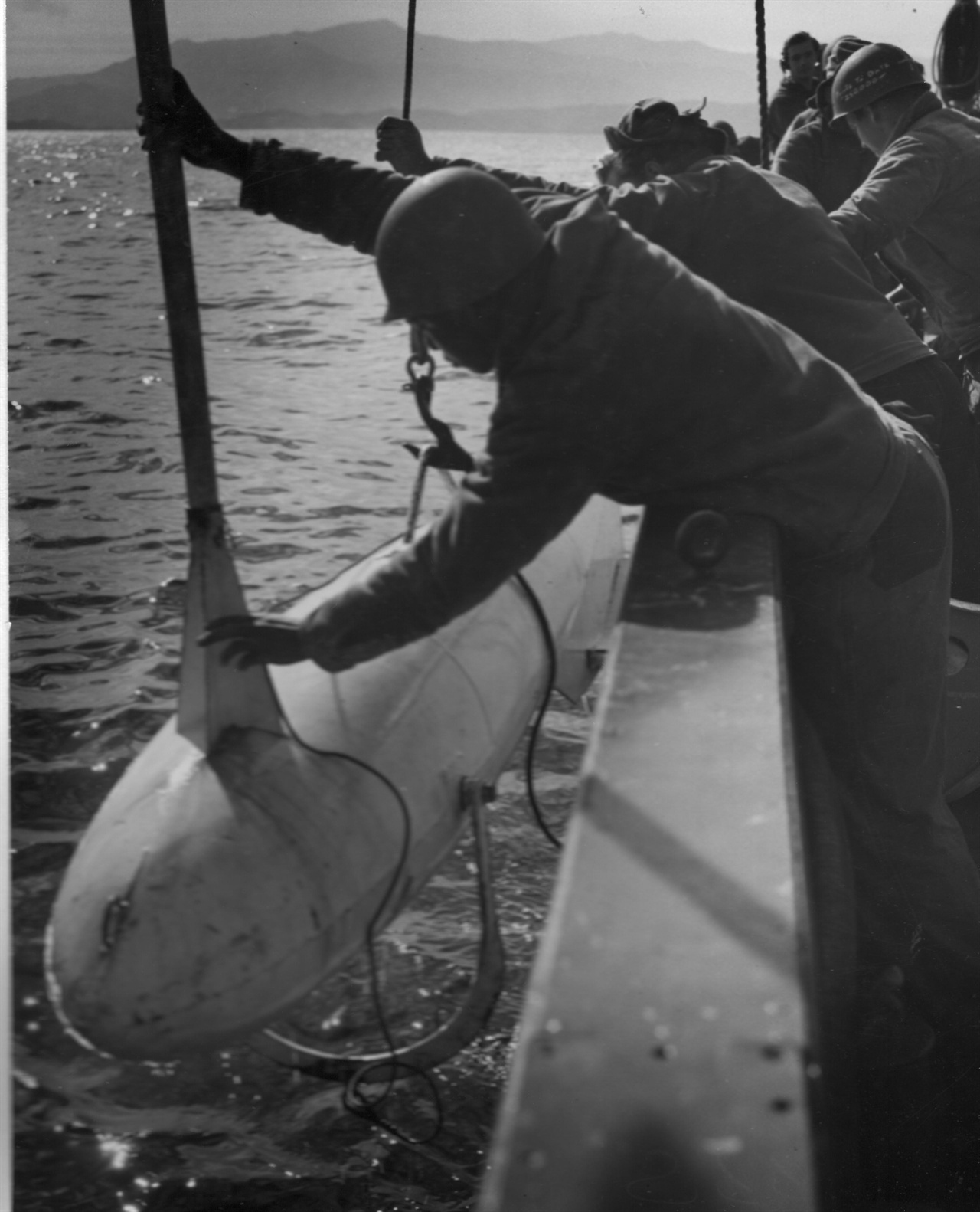 1950. 11. 14. 미 해군이 원산 앞바다에서 기뢰 제거 장비를 투하하고 있다.