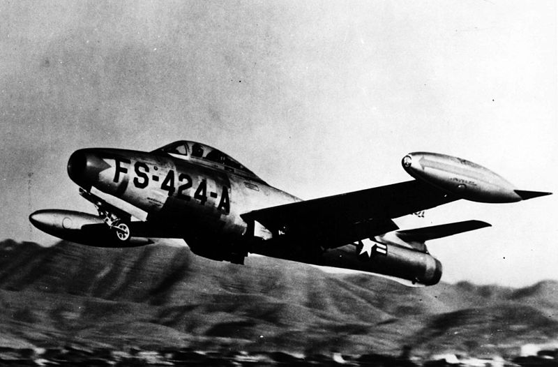 리퍼블릭 F-84 쎈더 제트기다. 야간 출격 전문으로 개발된 전투기로 한국인들은 일명 “쌕쌕이”로 불렀다. 한국전쟁 기간 중 이 F-84 전투기는 주야간 전천후로 출격하여 전후방 하늘을 누비며 맹위를 떨쳤다.