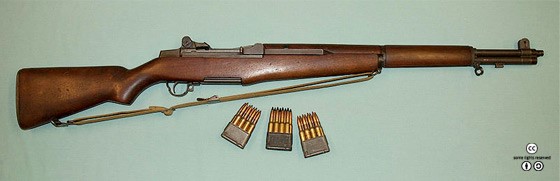 M1 소총. 제2차 세계대전 당시 미군의 주력 소총이자, 6·25 당시 국군의 주력 소총이었다. 무게 : 4.2kg, 최대사거리 : 3,200m, 유효사거리 : 460m의 개인소총으로 한국인 체형에는 다소 무거운 개인화기였다. 이후 M16 소총이 개발 보급되었다.