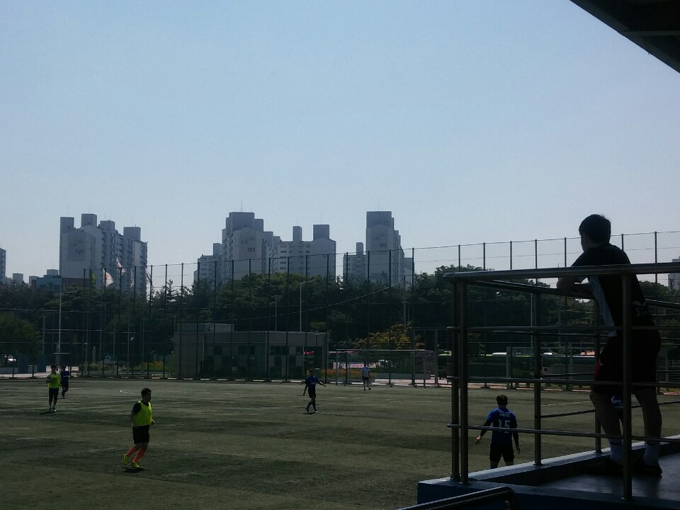  월드컵 대표의 꿈을 이루지 못했지만 미래 축구 꿈나무들을 키우고 있는 이강 감독