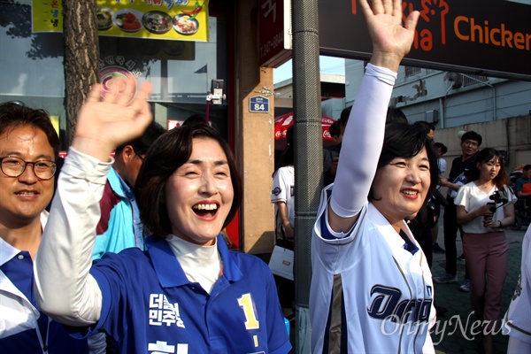 더불어민주당 추미애 당대표와 한은정 창원시의원 후보가 6월 2일 오후 마산야구장 앞에서 시민들을 향해 손을 흔들고 있다.