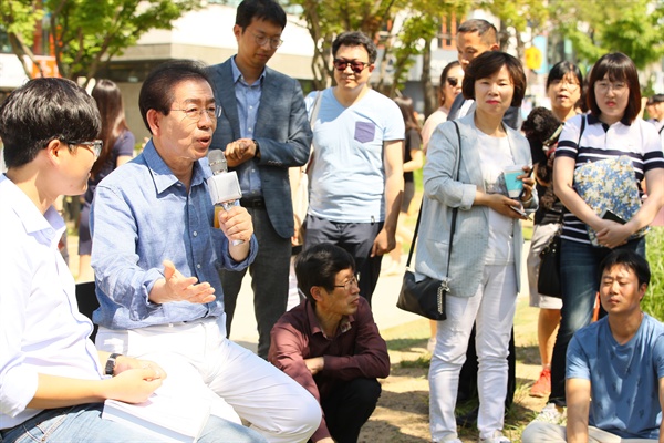 더불어민주당 박원순 서울시장 후보가 주말인 2일 서울 마포구 동교동 연트럴파크에서 시민들과 일상에서 진정한 작은 행복을 찾는 '소확행'을 주제로 이야기를 나누는 버스킹 유세를 하고 있다. 