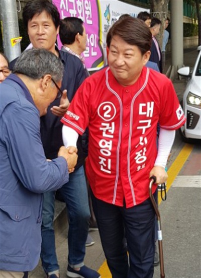선거운동 중 꼬리뼈 골절상을 당한 자유한국당 권영진 대구시장 후보가 2일 오후 퇴원해 달서구 도원네거리 선거유세 현장으로 이동하고 있다.