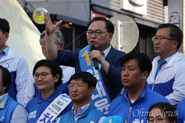 임대윤 더불어민주당 대구시장 후보가 2일 오후 동성로 대구백화점 앞에서 열린 집중유세에서 발언을 하고 있다.