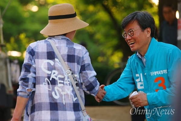 김형기 바른미래당 대구시장 후보가 2일 오후 두류공원에서 시민들에게 명함을 나눠주고 있다.