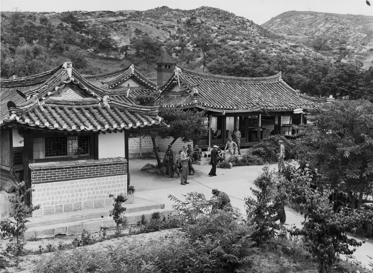 1951. 9. 개성, 초기의 정전 회담장이었던 한옥 ‘봉래장(鳳來莊)’이다. 이 장소는 그해 10월 24일까지 사용되다가 다음날부터 유엔군 측 요구로 판문점으로 옮겨졌다.