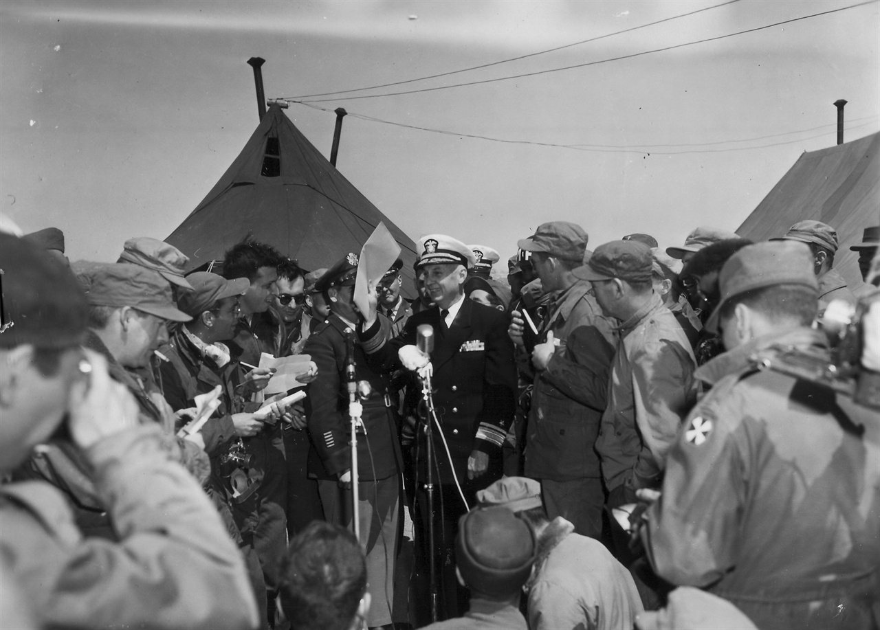 1953. 4. 11. 유엔군 측 대표 미 해군 다니엘 제독이 부상자 환자 포로 교환 합의문을 보이면서 기자들에게 브리핑하고 있다. 