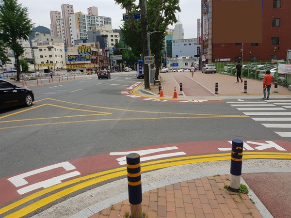 창원시 마산회원구의 '불법주차구역 즉시단속 구간' 표시.
