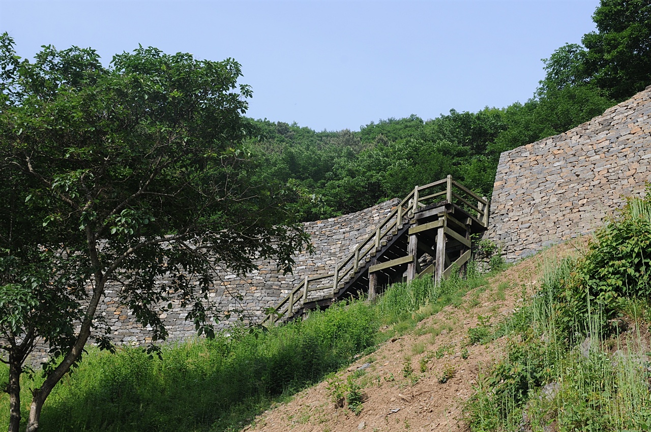 충주산성 동문  산성의 사면이 절벽에 가깝지만, 동문 일대는 비교적 경사가 덜하다. 몽골군이 주로 이쪽을 공격했으리라 추정된다. 