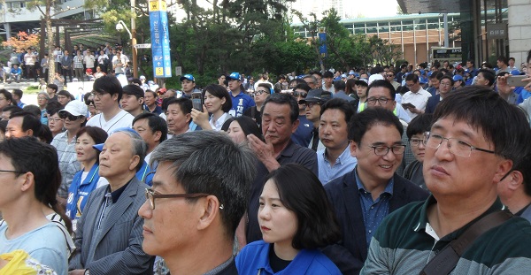 이날 신도림역 광장은 많은 청중들이 모여 수도권 세 후보 등  유세를 경청했다.