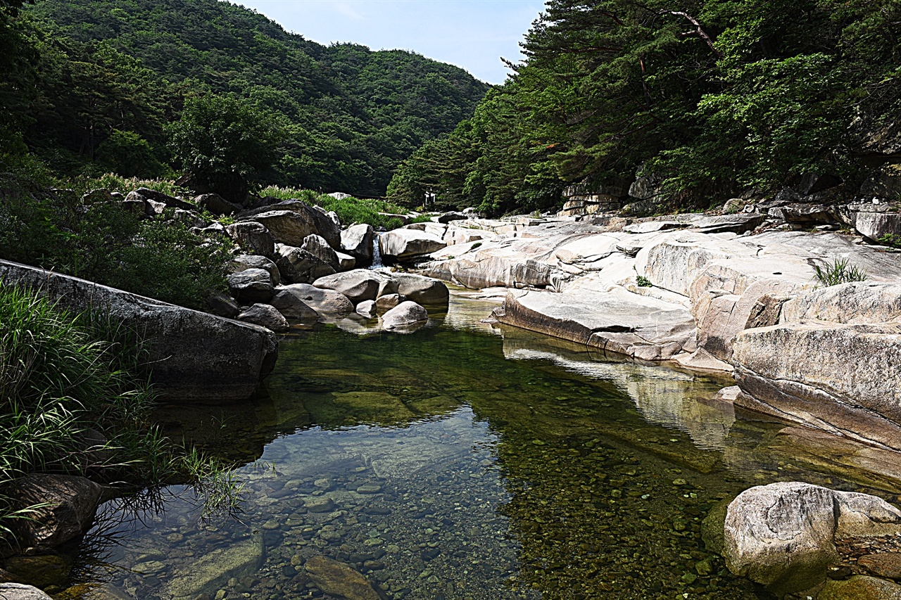 중선암 일대  도로에서 도락산장으로 들어와 차를 세우고 좀 걸어 내려가야 볼 수 있다. 