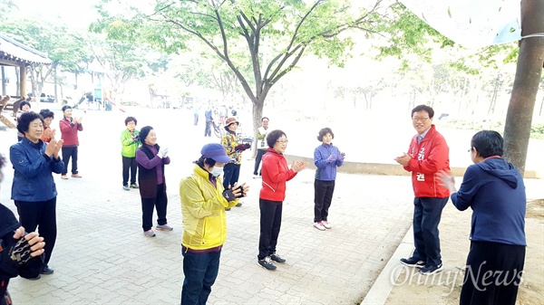 생활체육현장에서 시민들을 만나고 있는 김대권 자유한국당 수성구청장 후보.