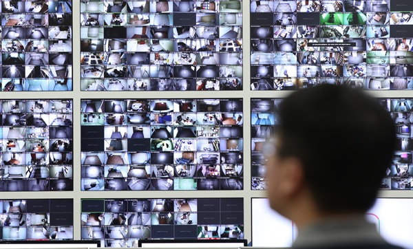 6.13 지방선거를 2주 앞둔 30일 오전 과천 중앙선거관리위원회 종합상황실에 사전투표함 보관장소에 설치된 CCTV를 모니터할 수 있는 화면이 설치돼 있다. 2018.5.30