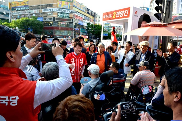 권영진 자유한국당 대구시장 후보가 2일 도원네거리 유세 현장에서 지지자들과 인사를 나누고 있다. (사진=진심캠프)