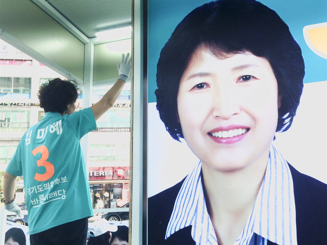 김미혜 후보가 차량을 타고 시민들에게 손을 흔드는 것은 뽑아 달라는 뜻보다 고맙다는 의미가 강했다. 