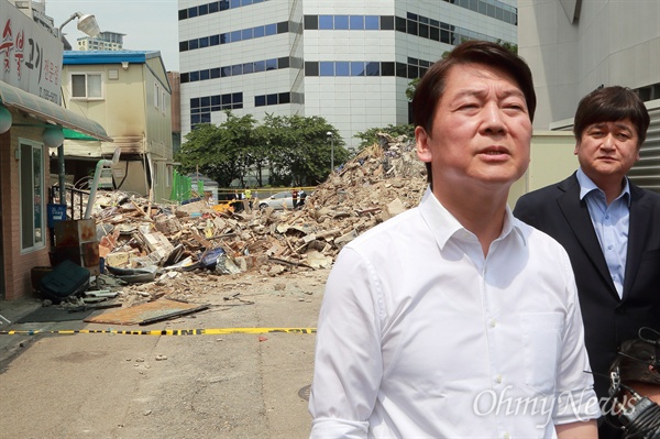 안철수 바른미래당 서울시장 후보가 4일 오후 서울 용산구 4층 상가건물 붕괴 현장을 방문해 주위를 둘러보고 있다.