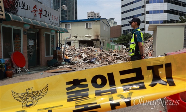 용산 상가건물 붕괴 사고 합동감식이 진행된 4일 오후 서울 용산구 사고 현장에 외부인 출입을 통제하고 있다.