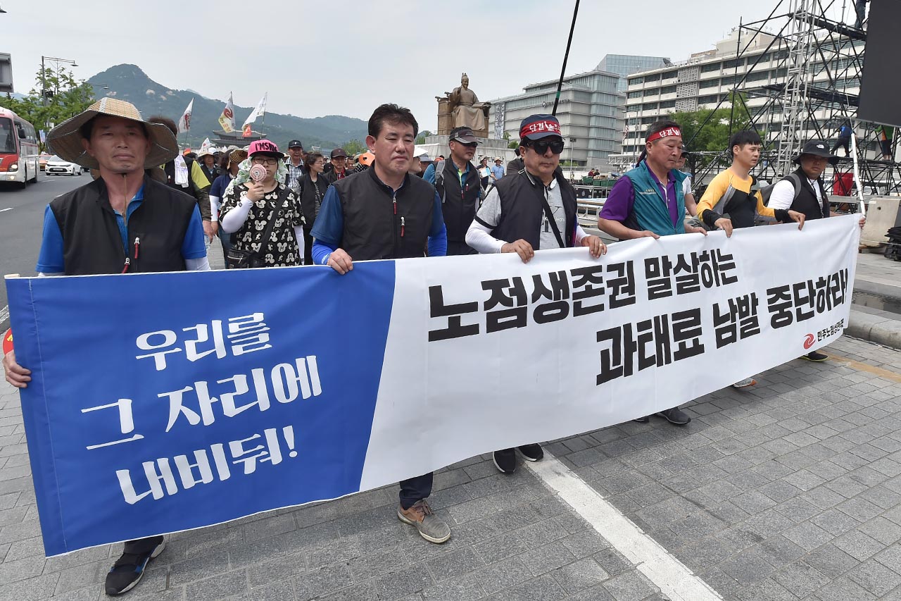  전국민주노점상전국연합 회원들이 4일 오후 서울 종로구 광화문광장에서 '6.13 정신계승 노점상대회’를 개최한후 ‘생존권 보장’을 촉구하며 거리행진을 하고 있다. 올해는 노점상들이 1988년 6월 13일 노점단속에 맞서 첫 전국 단위 집회를 연 이래 노점 철거 반대운동을 벌여온 지 30주년이 되는 해이다. 2018.6.4