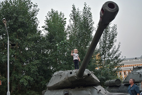 전쟁박물관에 있는 탱크 위에서 놀고있던 아이 
