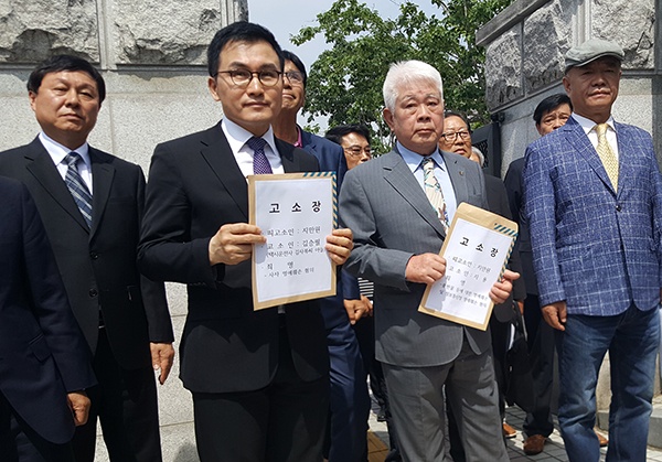 5·18민중항쟁 당시 광주의 참상을 취재한 고 위르겐 힌츠페터를 도왔던 영화 ‘택시운전사’의 실제 주인공인 고 김사복 씨의 아들 김승필 씨(가운데 왼쪽)와 지만원으로부터 ‘광수73’으로 지목받은 5·18 시민군 출신의 지용 씨(가운데 오른쪽)가 지난 6월 4일 광주지방검찰청에 지만원을 사자명예훼손 및 정보통신망 명예훼손 혐의로 고소했다.